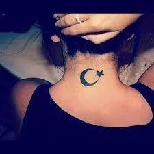 Der staat hatay 1937 bis 1939 verwendete eine flagge die jener der türkei ähnelte. 16 Pretty Back Of The Neck Tattoos That Have Us Obsessed Photos Tattoo Hals Tattoo Sterne Nacken Tatowieren