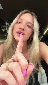 Deborah Messer's Instagram, Twitter & Facebook