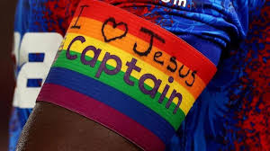 BREAKING NEWS: NFL Ends Partnership with Stonewall, Bans Rainbow Armbands and Imagery — 49ers Coach Kyle Shanahan Reacts. The NFL has officially ended its agreement with Stonewall and will no longer permit team captains to wear rainbow armbands in support of LGBTQ+, along with other rainbow-themed items on the field such as shoelaces and sweatbands. The decision, reached after a Tuesday meeting with captains from all 32 teams, drew a public response from 49ers head coach Kyle Shanahan, whose comments have already stirred major conversation among fans - Linh