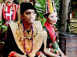 Sewaktu mengandung pelbagai bentuk adat resam dan pantang larang diamalkan oleh wanita masyarakat cina semasa mengandung dan juga selepas bersalin untuk. Pasangan Pengantin Langsungkan Perkahwinan Ikut Adat Istiadat Bidayuh