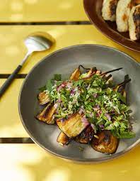 Salade D Aubergines Fumees Aux Herbes Fraiches Pour 4 Personnes Recettes Elle A Table Recette Salade Aubergine Recette Salade Salade