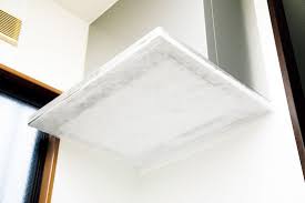 換気扇フィルターの油ベタベタ汚れは 見て見ぬふりをしたくなりますよね でも 汚れたフィルターをずっとつけっ放しにしていると 汚れが層になって換気扇が機能しなくなっちゃうことも ですが そもそも掃除をしなくても済む なんとも都合の良いグッズを発見しま