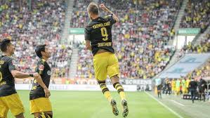 Augsburg defender felix uduokhai turned into his own net to seal a win that took dortmund fifth in the table. Bundesliga Augsburg Vs Borussia Dortmund As It Happened