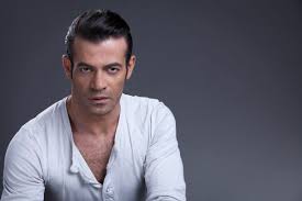 Gianni sperti massacrato sui social. Gianni Sperti Accende Una Polemica Con Paola Barale