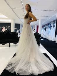 Der kauf dieses so wichtigen kleides ist ein einmaliges erlebnis und wir unterstützen sie, das perfekte brautkleid bei uns zu finden.wählen sie aus einer großen auswahl an handverlesener brautmode bei uns in hamburg. Brautatelier Weddingplanner Magic Moment Kleid Hochzeit Hochzeitskleid Brautkleid