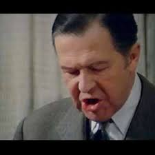 Milivoje Mića Tomić bio je poznati jugoslovenski i srpski  filmski,televizijski i pozorisni glumac.Rodjen je u Beogradu 10.2.1920  godine.Studirao je pravo,a potom je upisao Odsek za pozorišnu umetnost na  Muzičkoj akademiji u Beogradu.Igrao