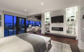 Luxury Real Estate In Los Angeles Ca Us Gated Contemporary Med Estate Above The Famed Sunset Contemporary Mediterranean Hollywood Hills House Mansion Living