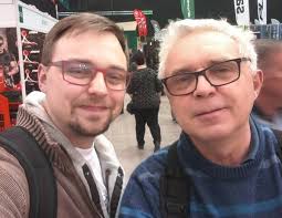 Nauczyciel z tatą na granicy. Organizuje pomoc. Daje przykład uczniom