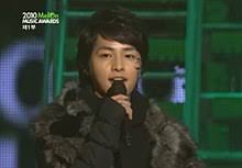 Shi jin terluka dan harus dirawat di rumah sakit dan bertemu dengan mo yeon saat sedang mengobatinya. Song Joong Ki Wikipedia