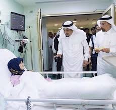 صورة لخادم الحرمين الشريفين في زيارة حاجة ايرانية تشعل حملة ضد الحكومة الايرانية من مغردين ايرانيين Lab Coat Jackets Coat