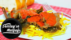 Çökertme kebab is made using marinated strips of veal with served with fried potatoes, garlic yoghurt, tomato sauce and served with fried tomatoes and green peppers. Cokertme Kebabi Nasil Yapilir Donerli Cokertme Kebabi Tarifi Youtube