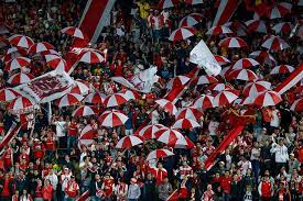 Tras los hechos lamentables ocurridos este 3 de agosto de 2021 en el compromiso entre atlético nacional e independiente santa fe, donde un hincha de santa fe fue brutalmente agredido por varios aficionados del atlético nacional, julián molina, uno de los agresores quedó registrado en las cámaras de video del compromiso que se disputó en el campín. Axxsdmzndpa0qm