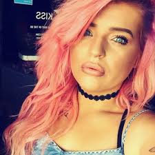 Jodie Oates's Instagram, Twitter & Facebook