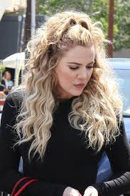 Ensuite, placez votre main en haut de la tête et faites glisser vos cheveux en arrière. La Demi Queue De Cheval Une Coiffure Qui Revient A La Mode Archzine Fr