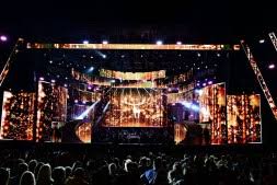 „sunt onorat să revin la cerbul de aur, de data aceasta nu ca invitat special în recital, ci în calitate de membru al juriului, o responsabilitate enormă, mai ales la moldovans will be remembered on stage at the golden deer festival in 2018. Tonight Cerbul De Aur 2019 Night Two Eurovoix World