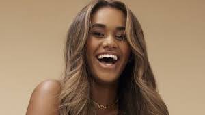 Mia Simons's Instagram, Twitter & Facebook