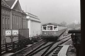 Berlin 1989 Am Zoologischen Garten Faehrt Ein Vollzug Mit 275 531 An S Bahn Bahn Berlin Zoologischer Garten