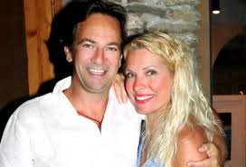 Γεννήθηκε στις 29 οκτωβρίου 1969 στην αθήνα και μεγάλωσε στον κολωνό αττικής. Elenh Menegakh O Mpampas Makhs Pantzopoylos Fwtografizei Thn Marina Toys Sthn Andro Eirinika Gr