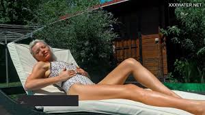 Érotique piscine extérieure avec Zazie nue