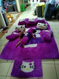 Selain bulunya yang halus dan tebal, motifnya pun beragam. Jual Karpet Karakter Hello Kitty Dasar Ungu Gandaria 8 Cm Fullset 5 Bantal 1 Keset 2 Bantal Kaki 1 Guling Cek Harga Di Pricearea Com