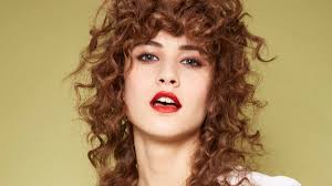 Condividi · caschetto corto riccio. Tagli Capelli Ricci Per L Inverno 2017 2018 Vanity Fair Italia