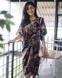 √46+ baju batik pesta untuk muslim sarimbit modern 2021, keren 10 Model Baju Batik Terbaru 2020 Buat Millennials