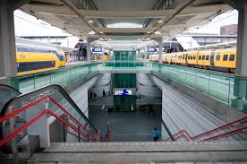 Reizigers moeten wennen aan toegangspoortjes bij station zwolle. Spoortunnel Zwolle Na Vijf Jaar Open Ov Magazine