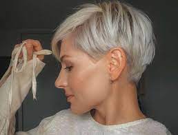 Si può partire menzionando i corti di . Pixie Cut Corto Platino Scuro E Colorato Tendenza Capelli Estate 2020