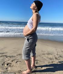 Écrit par alan ball , le film raconte l'histoire de la famille burnham, banale au premier abord, mais qui se déchire de plus en plus. Mena Suvari 42 Welcomes Firstborn Son Christopher Alexander With Third Husband Michael Hope Aktuelle Boulevard Nachrichten Und Fotogalerien Zu Stars Sternchen
