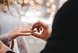Jangan sampai rencana tunangan kamu justru malah apes karena ketipu. Siapa Yang Membeli Cincin Kawin Anda Atau Pasangan Weddingku Com