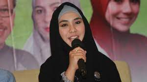 Oki setiana dewi is an actress and producer, known for demi cinta (2017), ketika cinta bertasbih (2009) and merindu cahaya de amstel (2021). Main Sinetron Lagi Oki Setiana Dewi Akan Sewa Rumah Dekat Loksyut Kumparan Com