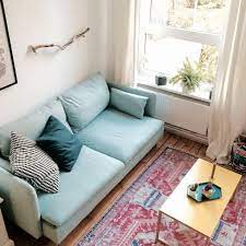 Looking for antique bedroom furniture, but can't find a bed that strikes enough modern notes? Ein Stilvolles Wohnzimmer Der Teppich Im Used Look Ist Ein Klassiker Dazu Die Mutige Kombination Hellblaues Sofa Wohnzimmer Inspiration Stilvolle Wohnzimmer
