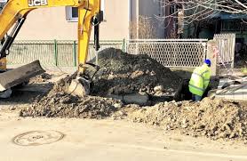 Показуємо читачам картину дня, розповідаємо, чим живе місто і регіо. Postavljene Cisterne Sa Vodom Menjaju Se Cevi Grad Krusevac