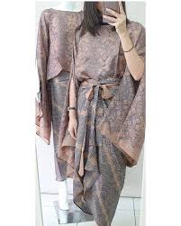 Koleksi model kebaya untuk perpisahan sekolah sma dan smp terbaru ini merupakan baju kebaya yang cantik dan elegan dengan desain modern serta model terbaru jika anda menggunakan kebaya ini untuk acara perpisahan sekolah anda maka anda akan terlihat lebih cantik dan anggun hem mungkin. 25 Ide Baju Perpisahan Gaun Perempuan Pakaian Pesta Pakaian Wanita