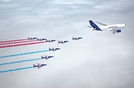 Un an après une fête nationale scrutée aux quatre coins du monde du fait de la participation de donald trump, la france est revenue en 2018 à une parade militaire plus classique. Patrouille De France Actu Aero Aaf