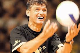 Renan dal zotto, técnico da seleção brasileira masculina de vôlei, continua intubado no hospital samaritano, localizado no bairro de botafogo, na zona sul do rio de janeiro. Com Covid Renan Dal Zotto E Submetido A Cirurgia Por Causa De Trombose 20 04 2021 Esporte Folha