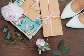 Hal ini karena sebaik apapun kualitas parfum baunya tidak akan membekas selamanya. 5 Ide Hadiah Untuk Melangkahi Kakak Perempuan How To The Bride Dept