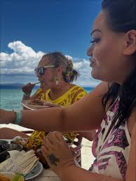 What an amazing day spent at @pacificislandsart and driven around by  @selvatransfersandtoursfiji then the afternoon finishing at  @malamalabeachclub vinaka vaka levu for such an amazing day of retail  therapy & relaxation 🩵✨ #