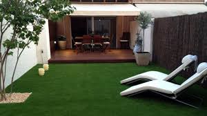 Selain untuk dipasang di ruangan terbuka atau outdoor, rumput sintetis ini pun juga sangat menarik untuk dipasang pada indoor. Plus Minus Rumput Sintetis Dan Alami Bagi Hunian