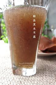 黑木耳 電鍋燉煮 內鍋只添七分滿 外鍋水2c 跳起燜 30mins 再添水2c 外鍋蓋必須留縫隙 擺竹筷或鋼製餐具 以免發生惨劇 熬煮完再添冰糖調味