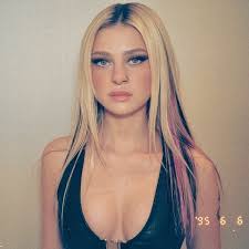 Cậu cả nhà Vic Beck và bạn gái xinh đẹp lộ vẻ căng thẳng khi đi ăn tối cùng  nhau