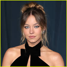 Elle Fanning & Christina Hendricks: 'Bomb' Co-stars?: Photo 2612806