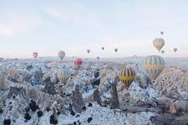 La cappadoce est une région étonnante et unique où les habitations humaines se mêlèrent à ses étranges formations géologiques, issues de l'érosion de roches volcaniques. La Cappadoce En Hiver 3 Jours Que Faire Un Duvet Pour Deux