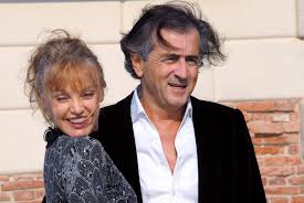 Arielle dombasle, toujours prête à se faire remarquer d'une manière ou d'une autre, a surpris le showroom en arborant d'énormes. En Images Arielle Dombasle Fete Ses 68 Ans Retour Sur Ses Plus Belles Histoires D Amour