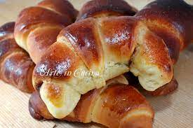 Il croissant è la preparazione perfetta per un iniziare con il piede giusto la giornata! Cornetti Soffici E Facili Dolci Per Colazione O Merenda