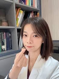 陳怡孜醫師＊女人要有骨氣- 你知道”有骨氣”的英文怎麼說嗎? 拜訪google大神它給的是”backbone（剛強）” 查閱坊間的英漢字典有的翻譯作