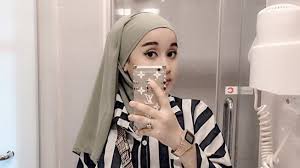 Rambut muslimah yang berjilbab terlindung dari sengatan panas matahari dan terlindung dari debu serta polusi. Wanita Berhijab Ini Mirip Ariana Grande Warganet Syukron Next