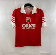 Barnsley football club is a professional association football club in barnsley, south yorkshire, england, which plays in the championship, the second tier of english football. Barnsley 1995 96 Heimtrikot