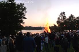 Så sankt hans aften afholdes aftenen før sankt hans dag, ligesom juleaften afholds dagen før sankt hans aften er associeret med et stort bål i de flestes hoveder. Sankt Hans Aften St John S Eve 2013 My Daily Denmark