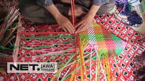Pengembangan dekorasi warna pada anyaman pandan tasikmalaya. Wow Sampah Sedotan Ini Diubah Jadi Anyaman Tikar Kece Net Jateng Youtube